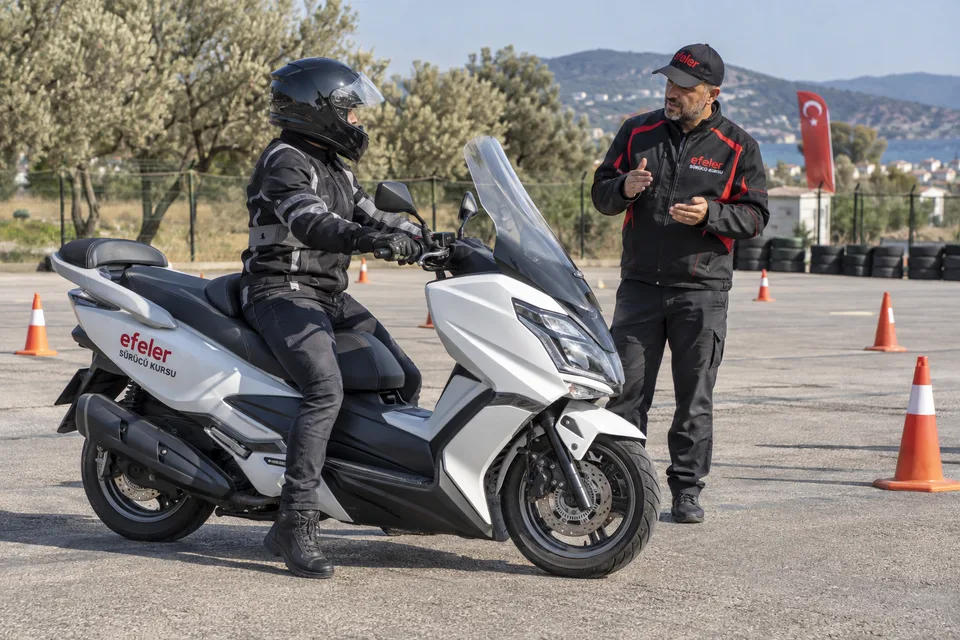 Beyaz maxi scooter ile otomatik motosiklet eğitimi