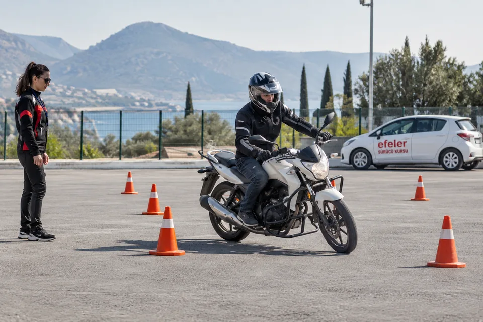 Koruyucu ekipmanlı adayla motosiklet parkur eğitimi